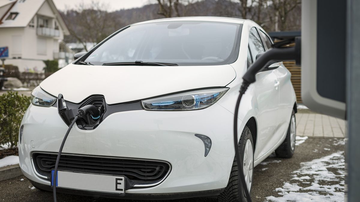 Nových aut se prodalo méně, elektromobilů ale o 60 procent více než loni